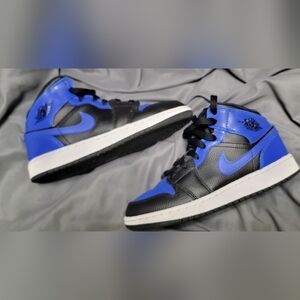 Youth Jordan 1 mid